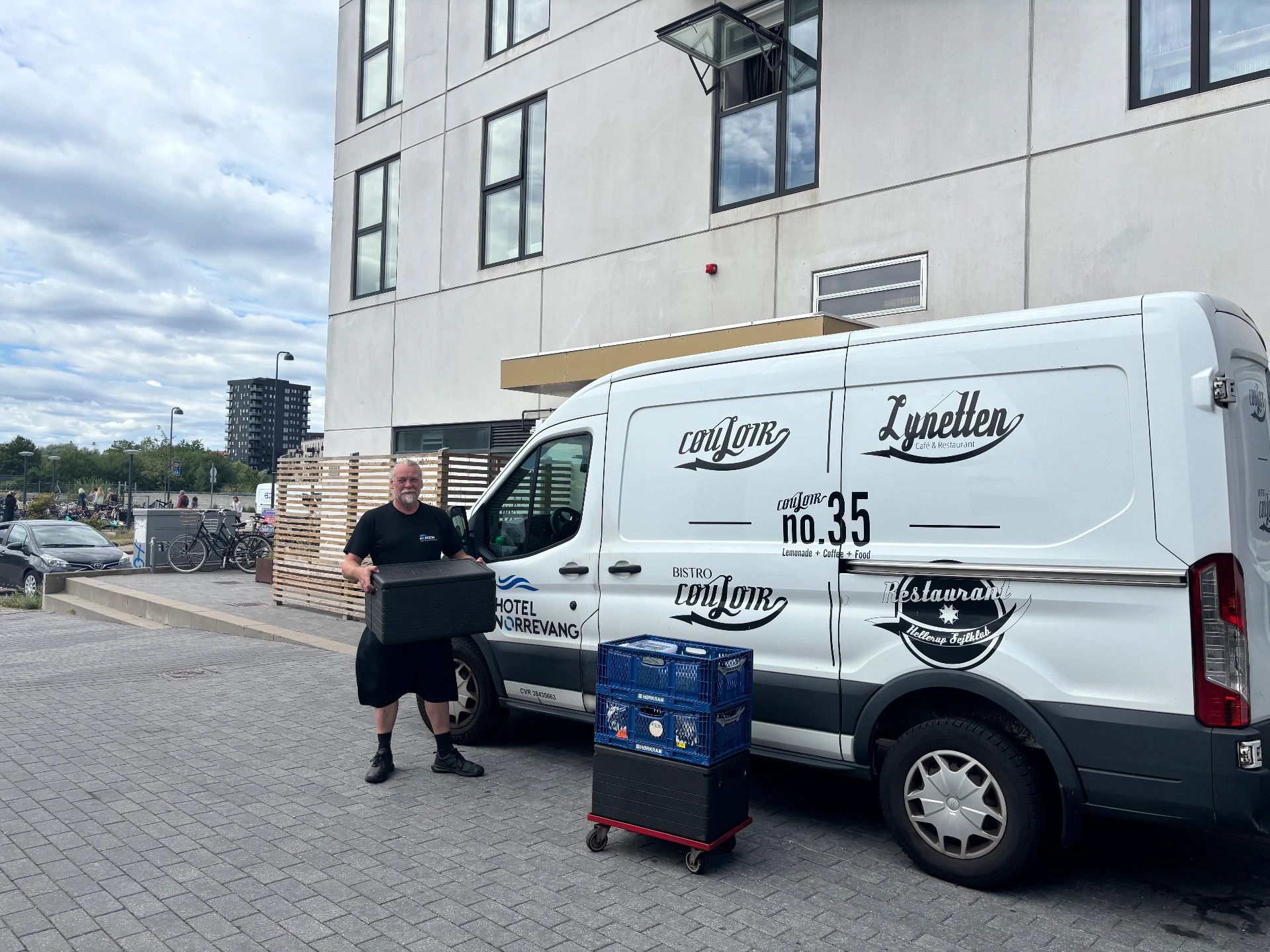 Kok fra Orø Kro & Hotel med bostedsmad foran bil til Selskab to go