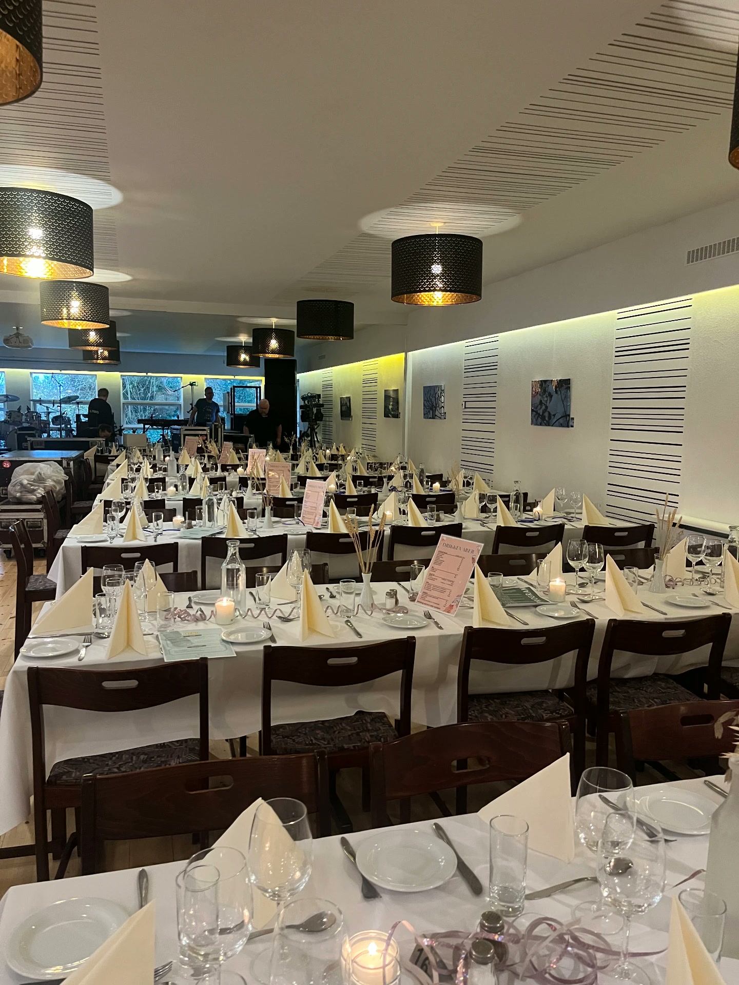 Elegant opdækket festlokale på Orø Kro & Hotel med duge, lys og glas